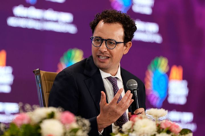 Anthropic CEO's Plan to Pace the Frontier: 3 Key Strategies